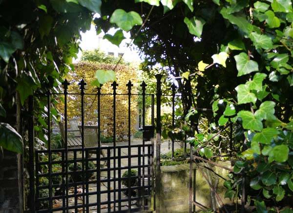 Al fresco dining area - Notting Hill communal gardens