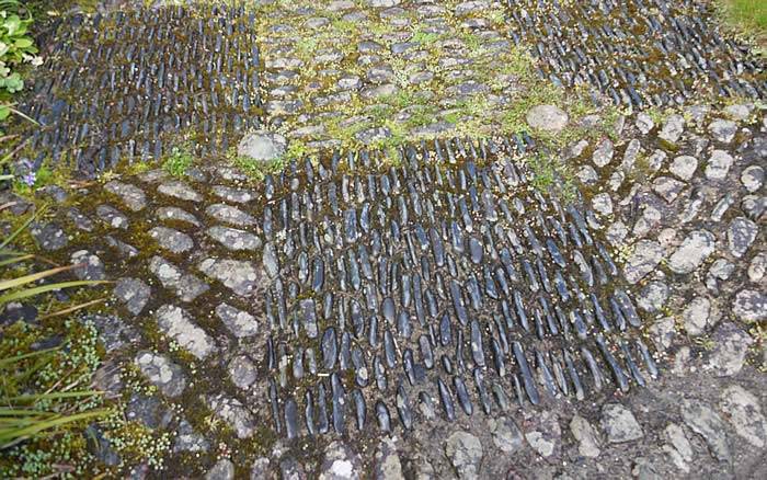 Detail from the very attractive cobbled pathway